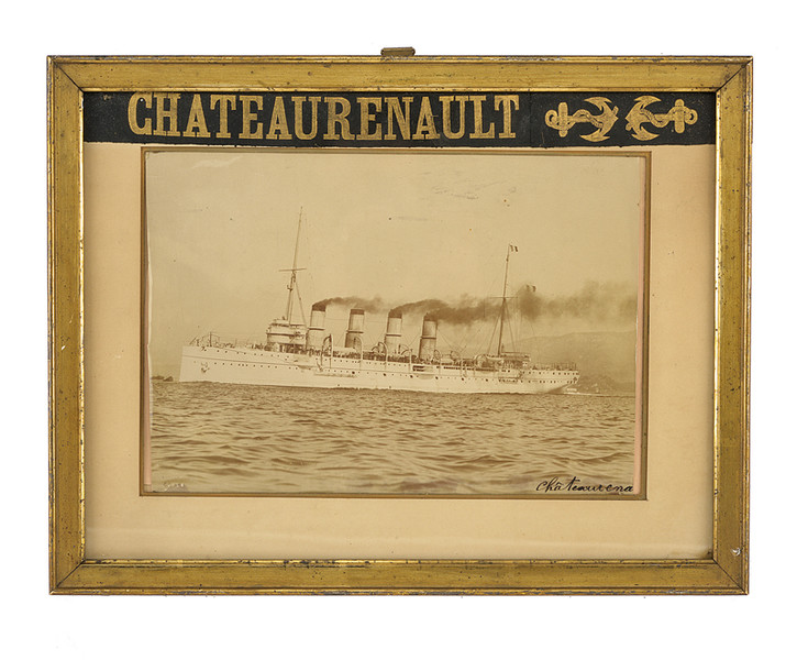 Foto e nastro da berretto dell'incrociatore Chateaurenault