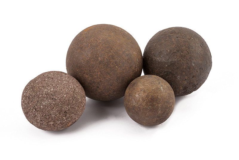 Lotto di quattro palle da cannone