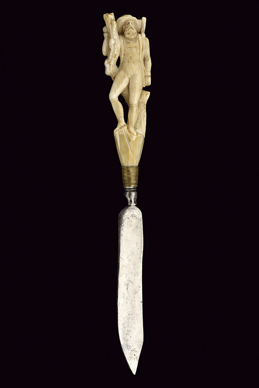 Coltello con impugnatura scolpita