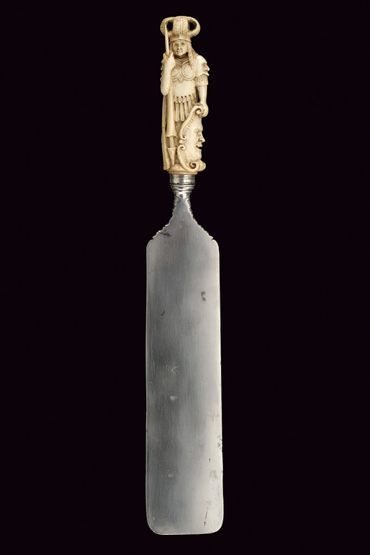 Coltello con larga lama ed impugnatura scolpita