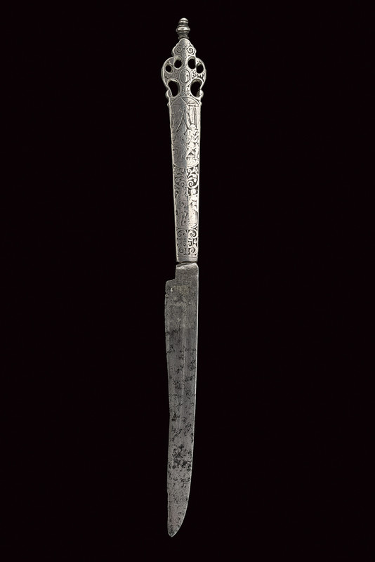 Bel coltello con impugnatura in argento