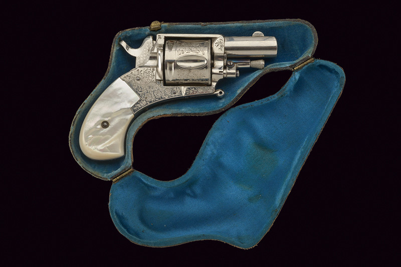 Piccolo revolver a percussione centrale con custodia