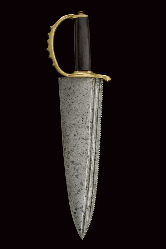 Coltello con dorso a sega