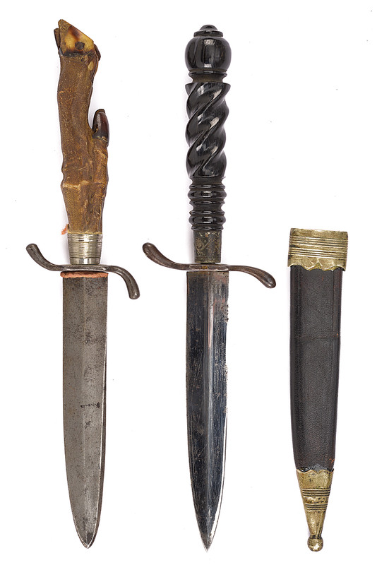 Un pugnale ed un coltello da caccia