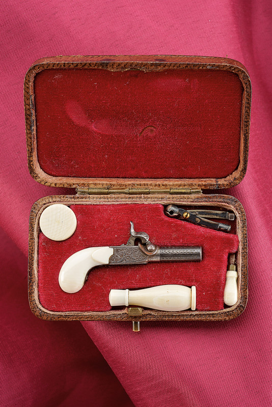Bellissima pistola a luminello in miniatura ed in astuccio