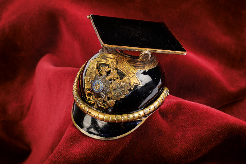Bellissima miniatura di una czapka della guardia in argento smaltato 