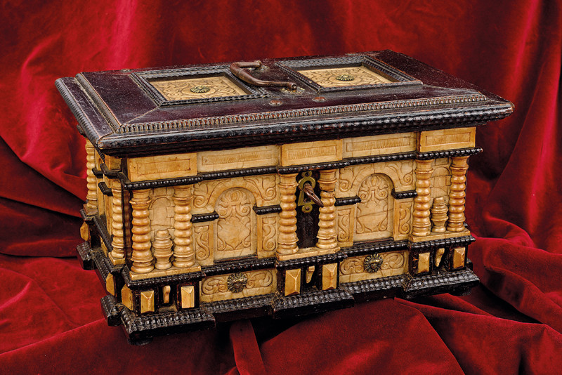 Bellissimo scrigno in legno e steatite con segreto