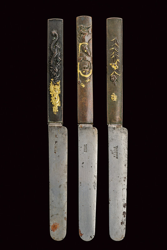 Lotto di tre coltelli con manici di kozuka