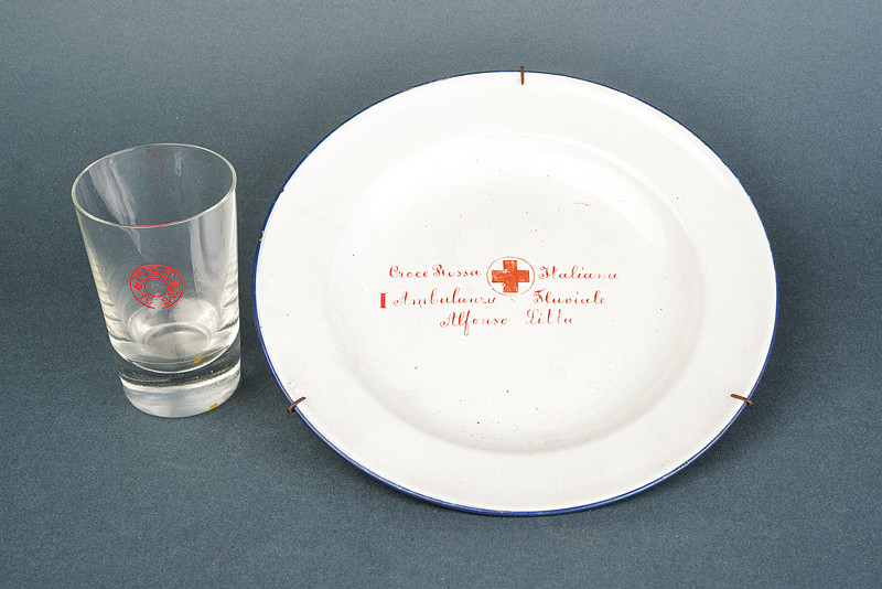 Piatto e bicchiere della Croce Rossa Italiana 