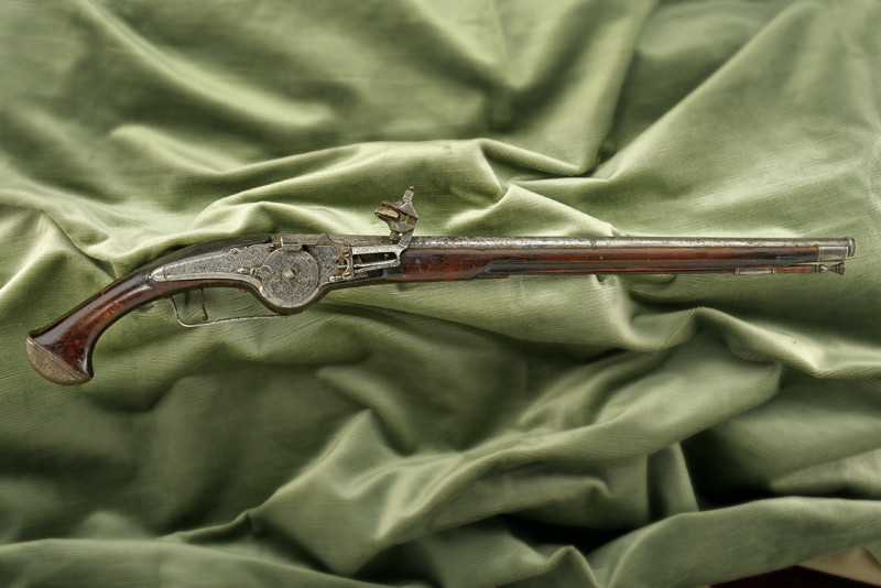 Pistola a ruota con fornimenti incisi