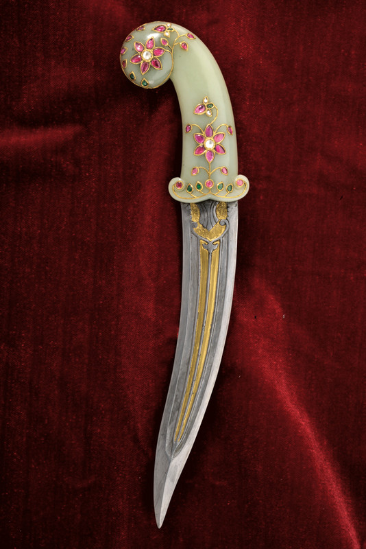 Bel kandshar decorato in oro e pietre preziose