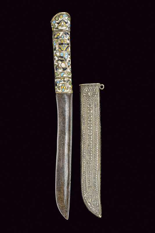 Coltello con impugnatura smaltata