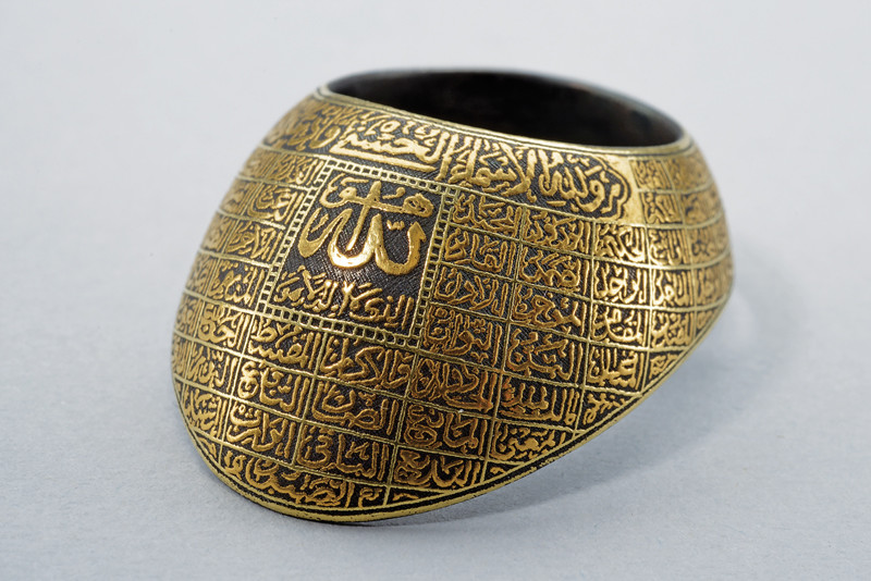 Bellissimo anello da arciere con cento nomi di Allah