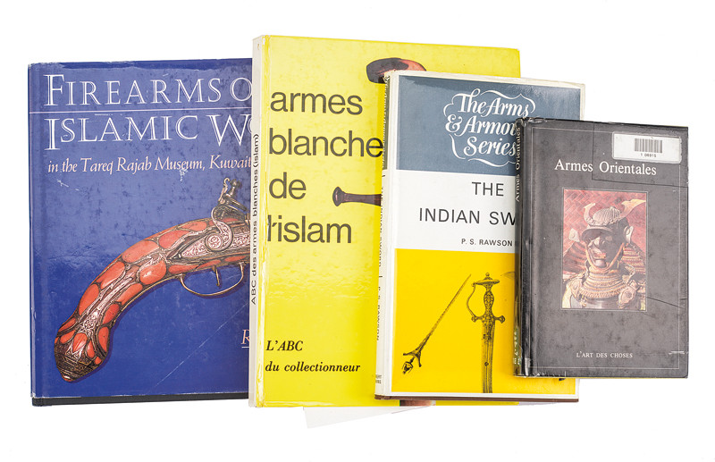 Lotto di quattro libri su armi orientali