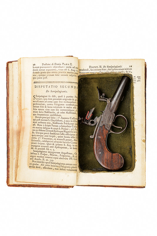 Mazzagatto a pietra focaia nascosto in un libro