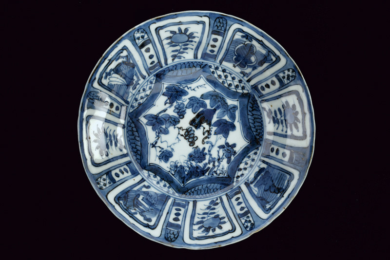 PIATTINO KRAAK IN PORCELLANA BIANCO E BLU 