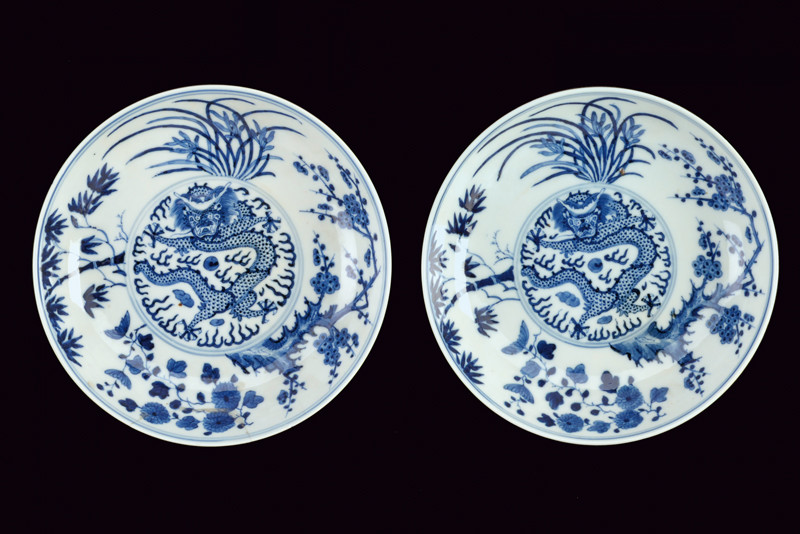 BELLA COPPIA DI PIATTI IN PORCELLANA BIANCA E BLU MARCATI GUANGXU E DEL PERIODO