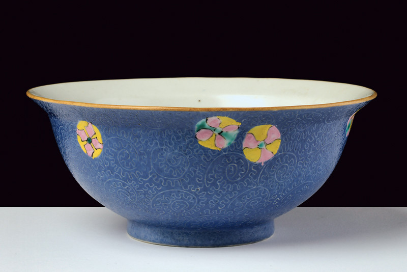 COPPA A FONDO BLU SGRAFFITO IN PORCELLANA MARCATE QIANLONG