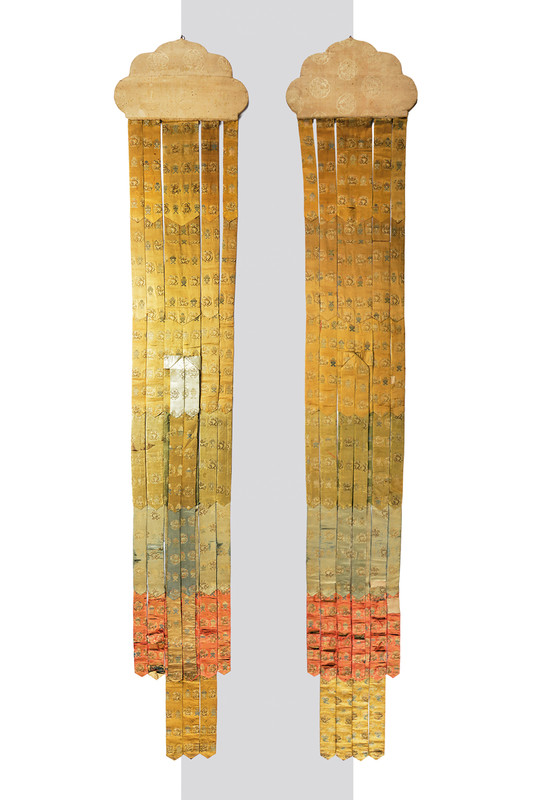 IMPORTANTE E RARA COPPIA DI BANNER DA TEMPIO RICAMATI IN BROCCATO DI SETA