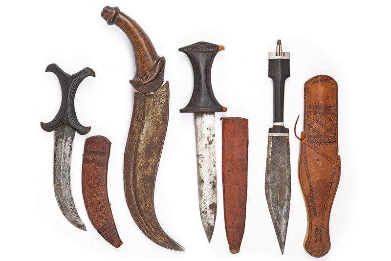 Lotto di tre pugnali e un coltello