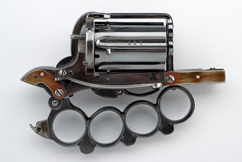 Revolver a spillo tipo Apache di grande calibro