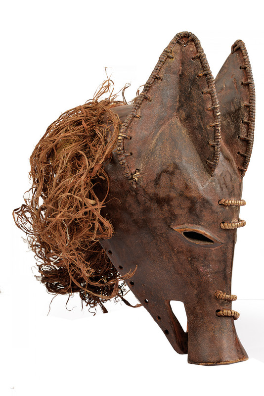 Inusuale maschera tribale in legno a testa di maiale