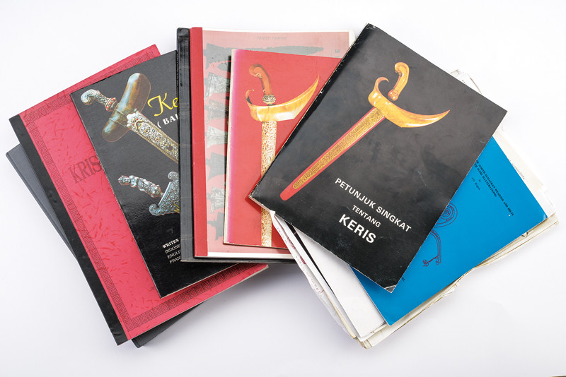 Lotto di sette libri e cataloghi di kris