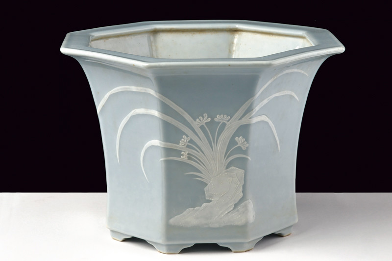 RAFFINATA JARDINIERE OTTAGONALE IN PORCELLANA CLAIR–DE–LUNE