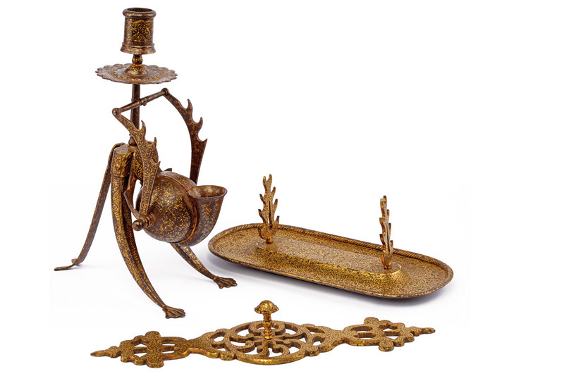 Interessante calamaio con candelabro e altri strumenti da scrittura, decorati in koftgari