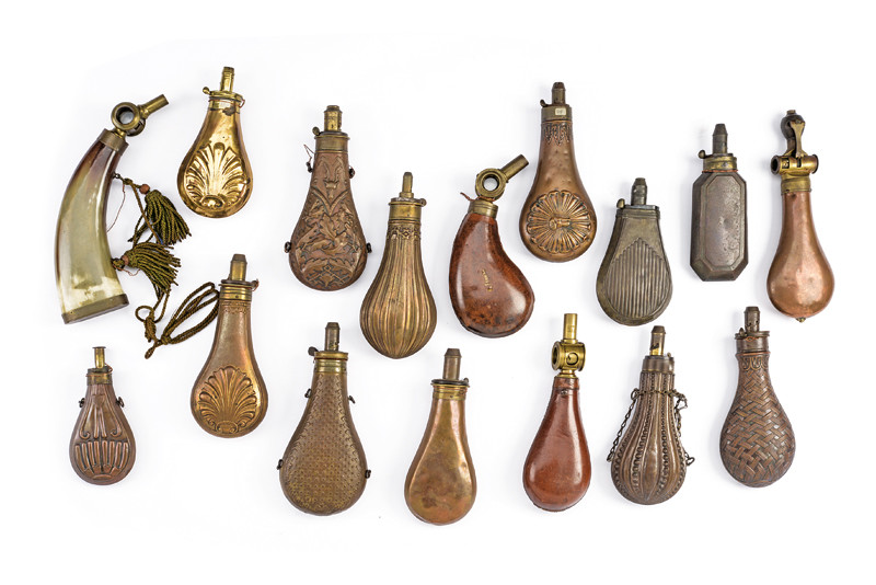 Piccola collezione di sedici fiasche da polvere