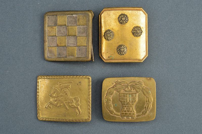 Lotto di quattro fibbie