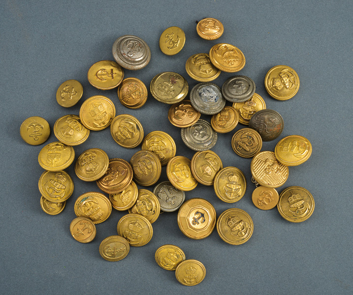 Lotto di 47 bottoni da marina