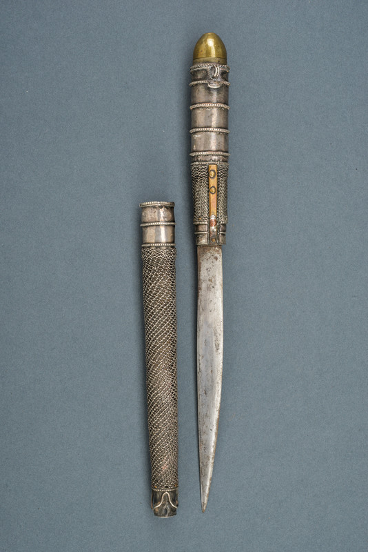 Coltello con serbatoio nell'impugnatura