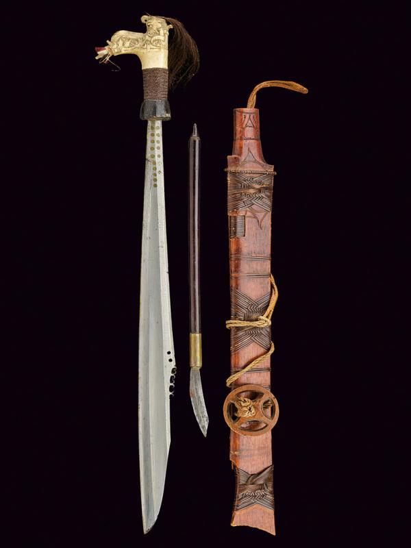 Bel mandau dei Dayak con fodero