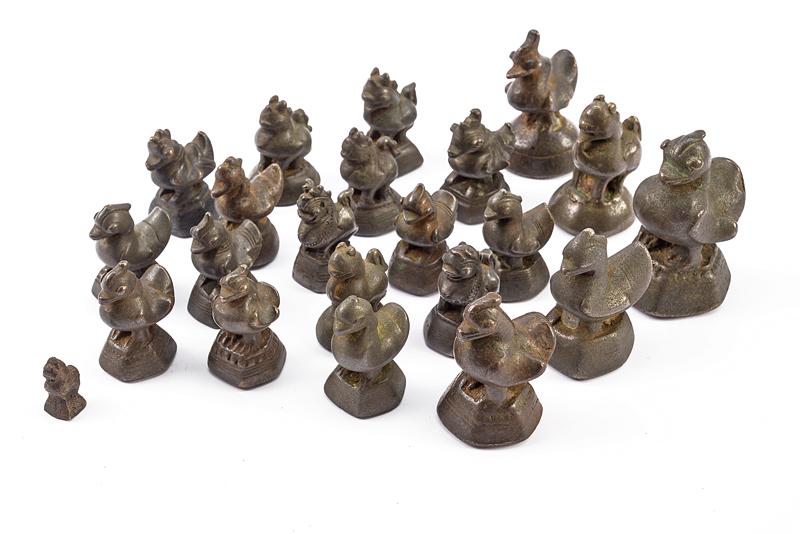 Collezione di ventidue pesi da oppio
