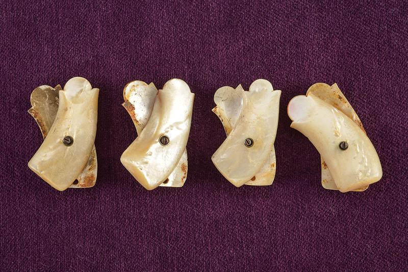 Lotto di quattro paia di guancette per revolver