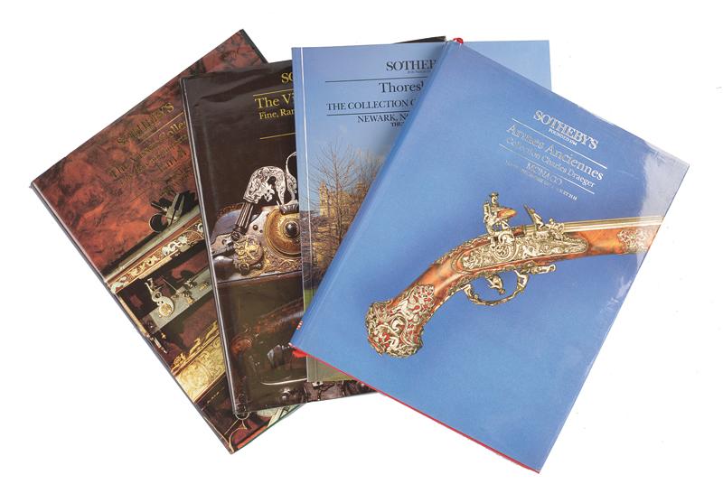 Lotto di quattro cataloghi Sotheby's di importanti armi antiche