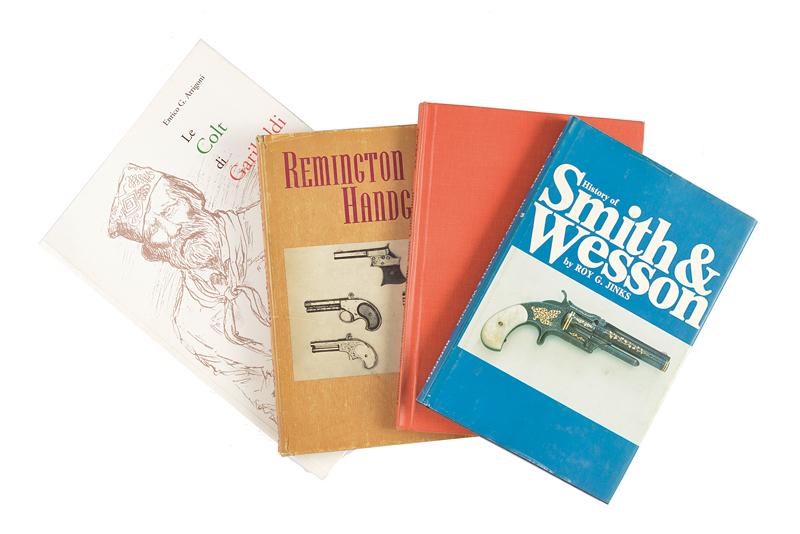 Lotto di quattro libri su pistole