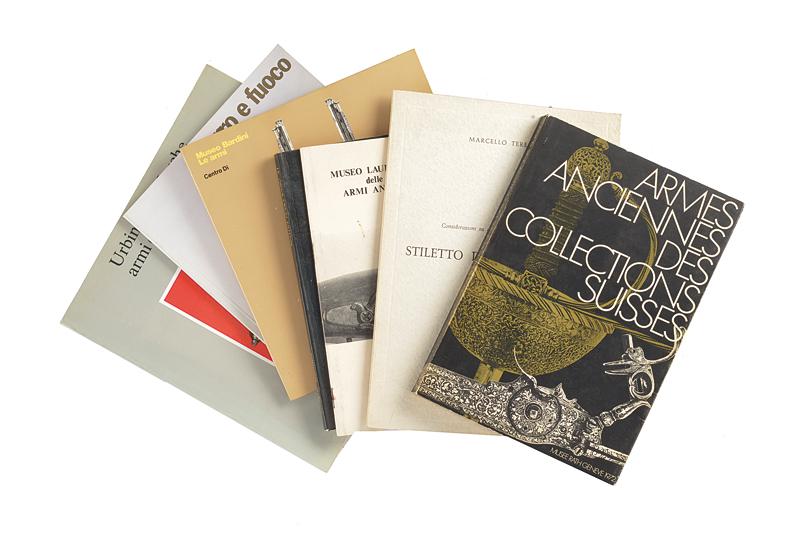 Lotto di sette libri su armi antiche