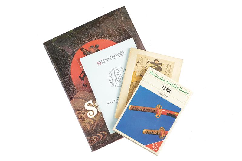 Lotto di quattro libri su armi e armature giapponesi