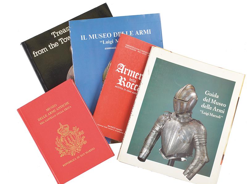 Lotto di cinque libri su armi antiche