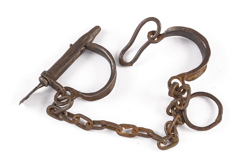Paio di manette in ferro