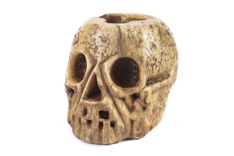 Raro memento mori a porta candela