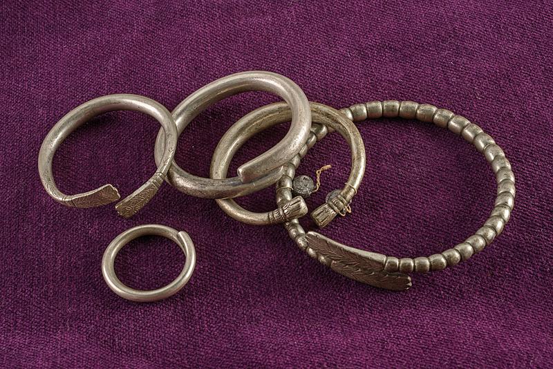Lotto di cinque bracciali