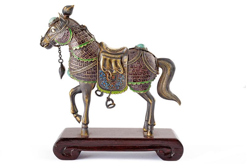 Bella scultura di un cavallo in argento dorato e smaltato