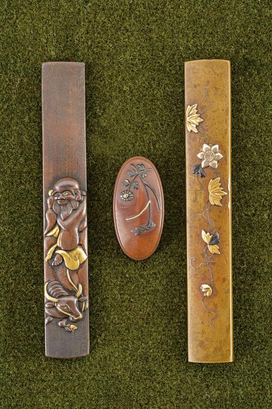Lotto di due impugnature di kozuka e un kashira