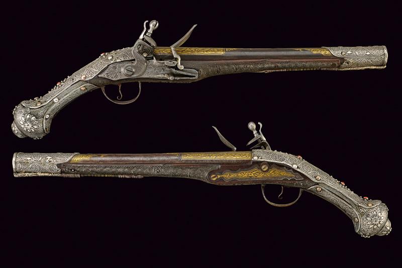 Bellissimo paio di pistole a pietra focaia con fornimenti in argento