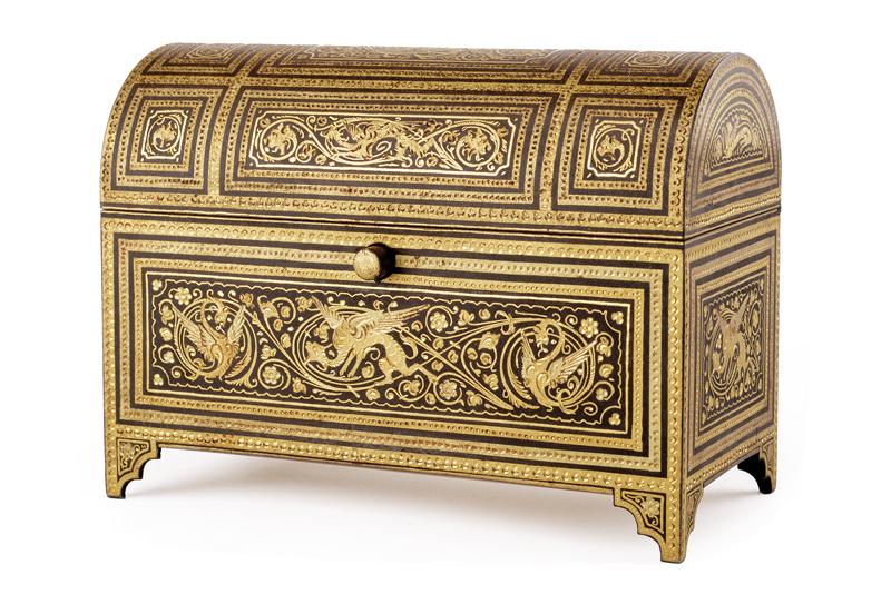 Baule in miniatura dorato di E. Zuloaga