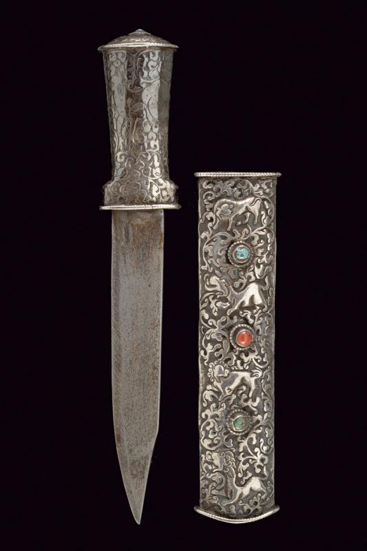Interessante coltello con fornimenti in argento