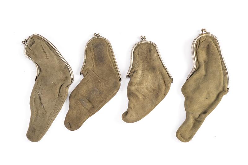 Lotto di quattro fondine per revolver